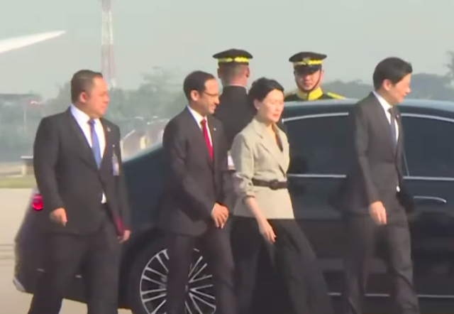 PM Singapura Lawrence Wong (kanan) dan istri tiba di Jakarta disambut Mendikbud Nadiem Makarim di Bandara Soetta, Minggu (20/10/2024). Foto: Dok. Biro Pers Setpres