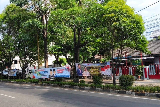 Spanduk berjajar di Jalan Adisucipto, Solo, Minggu (20/10/2024). Foto: Arfiansyah Panji Purnandaru/kumparan