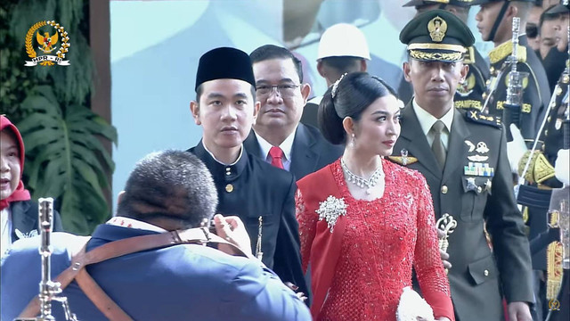 Wakil Presiden terpilih Gibran Rakabumimg Raka bersama istri tiba di Gedung Nusantara, kompleks Parlemen, Senayan, Jakarta, Minggu (20/10/2024). 
 Foto: Youtube/MPRGOID