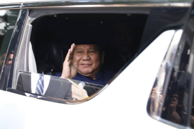 Presiden terpilih Prabowo Subianto berangkat menuju lokasi pelantikan presiden periode 2024-2029 dari kediamannya di Jalan Kertanegara, Jakarta, Minggu (20/10/2024). Foto: Aditia Noviansyah/kumparan