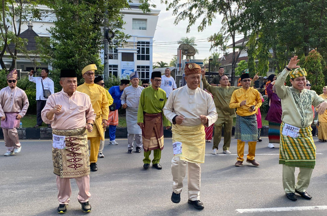 Didi Haryono berjepin bersama warga Pontianak di hari jadi Kota Pontianak yanhg ke-253. Foto: Yulia Ramadhiyanti/Hi!Pontianak