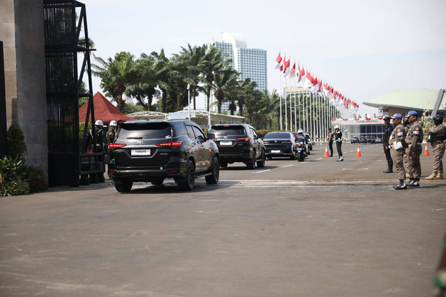 Kendaraan tamu undangan tiba menghadiri Pelantikan Presiden dan Wakil Presiden periode 2024-2029 di Gedung Nusantara, kompleks Parlemen, Senayan, Jakarta, Minggu (20/10/2024).  Foto: Aditia Noviansyah/kumparan