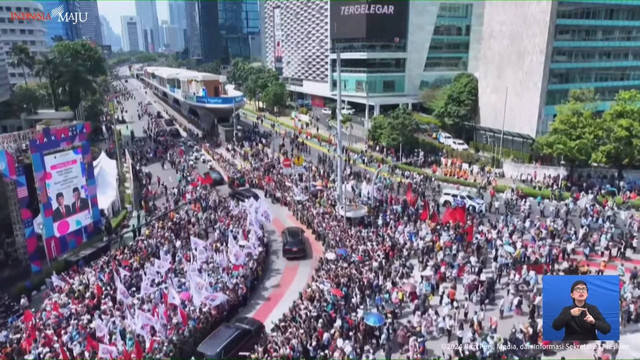 Presiden Joko Widodo berangkat menuju lokasi pelantikan Presiden dan Wakil Presiden periode 2024-2029 di Bundaran HI, Jakarta, Minggu (20/10/2024). Foto: YouTube/Sekretariat Presiden