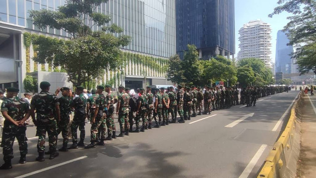 Prajurit TNI berbaris di Jalan Jenderal Sudirman, Jakarta, Minggu (20/10/2024). Foto: Rachmadi Rasyad/kumparan