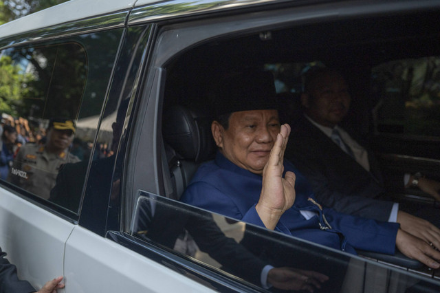 Presiden Terpilih Prabowo Subianto menyapa wartawan saat menuju Kompleks Parlemen untuk mengikuti pelantikan presiden dan wakil presiden periode 2024-2029 di Jalan Kertanegara, Jakarta Selatan, Minggu (20/10/2024). Foto: Fauzan/ANTARA FOTO