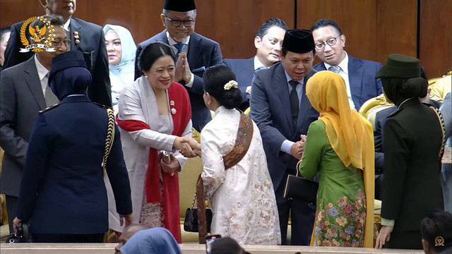 Ibu Negara Iriana Joko Widodo bersalaman dengan Ketua DPR Puan Maharani saat menghadiri Pelantikan Presiden dan Wakil Presiden periode 2024-2029 di Gedung Nusantara, kompleks Parlemen, Senayan, Jakarta, Minggu (20/10/2024).  Foto: Youtube/ MPRGOID