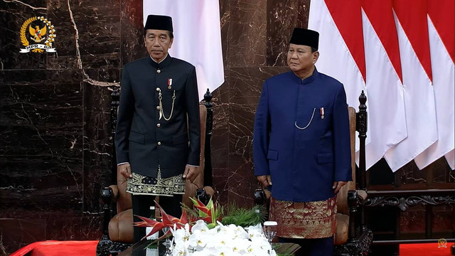 Presiden Joko Widodo bersama Presiden terpilih Prabowo Subianto tiba di lokasi Pelantikan Presiden dan Wakil Presiden periode 2024-2029 di Gedung Nusantara, kompleks Parlemen, Senayan, Jakarta, Minggu (20/10/2024).  Foto: Youtube/ MPRGOID