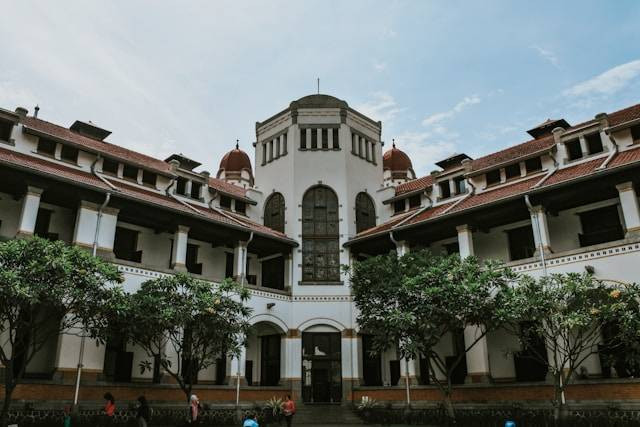 Wisata Semarang yang bisa ditempuh dengan BRT. Foto adalah Lawang Sewu. foto: Unsplash/Irfan Bayuaji