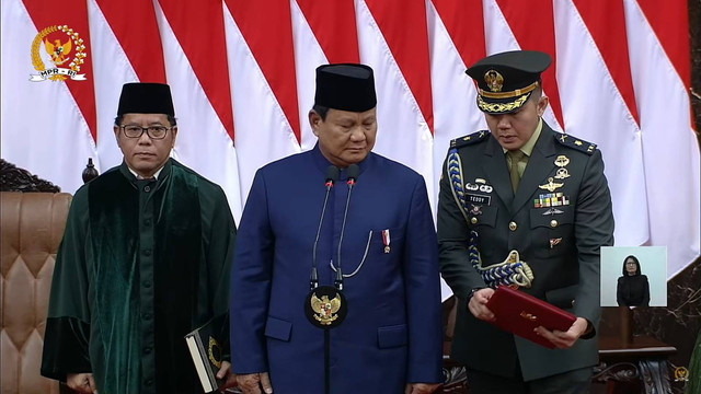 Presiden Prabowo Subianto mengucapkan sumpah saat dilantik menjadi presiden periode 2024-2029 di Gedung Nusantara, kompleks Parlemen, Senayan, Jakarta, Minggu (20/10/2024). Foto: Youtube/ MPRGOID