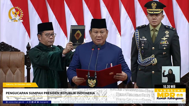 Presiden Prabowo Subianto mengucapkan sumpah saat dilantik menjadi presiden periode 2024-2029 di Gedung Nusantara, kompleks Parlemen, Senayan, Jakarta, Minggu (20/10/2024). Foto: Youtube/ MPRGOID