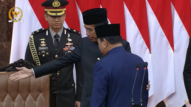 Presiden Prabowo Subianto berjabat tangan dengan Presiden ke-7 Joko Widodo usai pelantikan presiden dan wakil presiden periode 2024-2029 di Gedung Nusantara, kompleks Parlemen, Senayan, Jakarta, Minggu (20/10/2024). Foto: Youtube/ MPRGOID