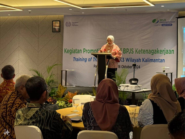 Direktur Pelayanan BPJS Ketenagakerjaan, Roswita Nilakurnia saat hadir dalam kegiatan Training of Trainers (ToT) keselamatan dan kesehatan kerja (K3) bagi pekerja sektor sawit di Pangkalan Bun, Kalimantan. Foto: dok BPJS Ketenagakerjaan