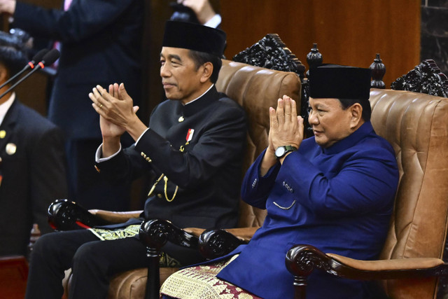 Presiden Joko Widodo (kiri) dan Presiden terpilih Prabowo Subianto (kanan) memberikan salam dalam pelantikan presiden dan wakil presiden periode 2024-2029 di Gedung Nusantara, Kompleks Parlemen, Senayan, Jakarta, Minggu (20/10/2024). Foto: Rivan Awal Lingga/ANTARA FOTO