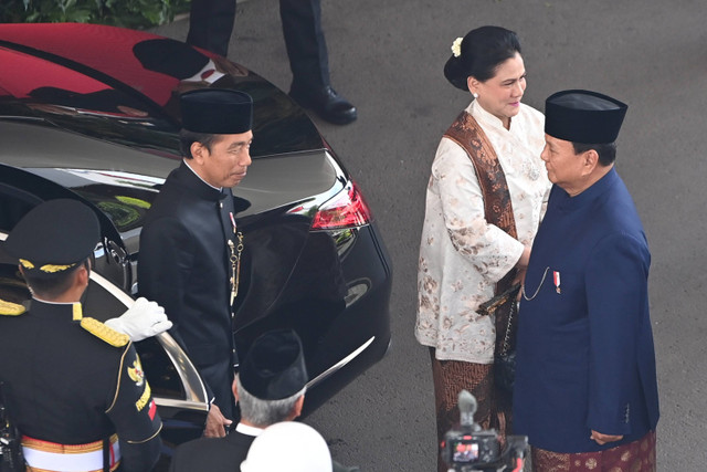 Presiden Joko Widodo (kiri) berbincang dengan Presiden Terpilih Prabowo Subianto menjelang pelantikan presiden dan wakil presiden periode 2024-2029 di Gedung Nusantara, kompleks Parlemen, Senayan, Jakarta, Minggu (20/10/2024). Foto: Indrianto Eko Suwarso/ANTARA FOTO