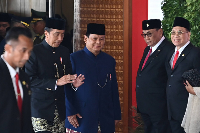 Presiden Joko Widodo (kedua kiri) dan Presiden terpilih Prabowo Subianto Kedua kiri) tiba di lokasi pelantikan presiden dan wakil presiden periode 2024-2029 di Gedung Nusantara, Kompleks Parlemen, Senayan, Jakarta, Minggu (20/10/2024). Foto: Dhemas Reviyanto/ANTARA FOTO