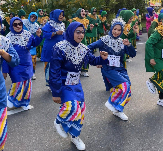 Warga Pontianak saat ikut nari jepin massal di hari jadi Kota Pontianak yang ke-253. Foto: Yulia Ramadhiyanti/Hi!Pontianak