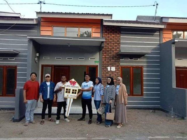 Keterangan foto:Serah terima kunci rumah pada Sabtu (19/10/2024) sore di Gloria Regency, Desa Waturia, Kecamatan Magepanda, Kabupaten Sikka.