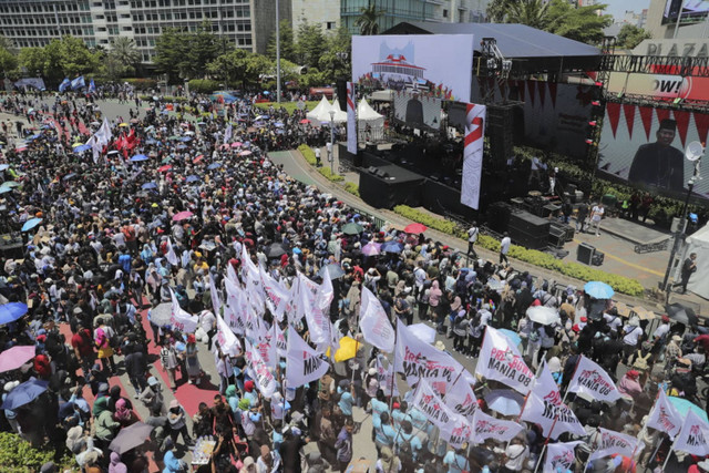 Suasana masyarakat menyaksikan live pelantikan presiden berlangsung di Bundaran HI, Jakarta, Minggu (20/10/2024). Foto: Jamal Ramadhan/kumparan