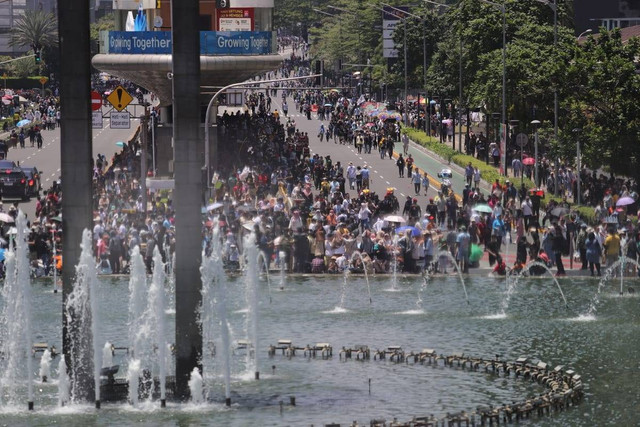 Warga menyaksikan pelantikan Prabowo Subiato dan Gibran Rakabuming Raka sebagai Presiden dan Wakil Presiden periode 2024-2029 di Bundaran HI, Jakarta, Minggu (20/10/2024). Foto: Jamal Ramadhan/kumparan