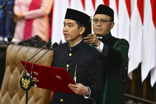 Wakil Presiden Gibran Rakabuming Raka mengucapkan sumpah jabatan dalam sidang paripurna MPR, agenda pelantikan Presiden dan Wakil Presiden Republik Indonesia masa bakti 2024-2029 di Gedung Nusantara, Kompleks Parlemen, Senayan, Jakarta, (20/10/2024). Foto: Rivan Awal Lingga/ANTARA FOTO