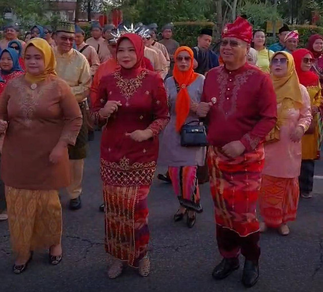 Pj Gubernur Kalbar, Harisson bersama Ketua TP PKK Kalbar, Windy Prihastari saat ikut nari jepin di hari jadi Kota Pontianak yang ke-253. Foto: Alycia Tracy Nabila