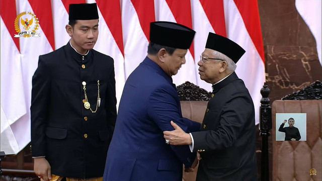 Presiden Prabowo Subianto berjabat tangan dengan Wapres ke-12 Ma'ruf Amin usai berpidato pelantikan presiden periode 2024-2029 di Gedung Nusantara, kompleks Parlemen, Senayan, Jakarta, Minggu (20/10/2024). Foto: Youtube/ MPRGOID