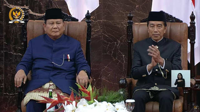 Presiden terpilih Prabowo Subianto (kiri) dan Presiden Joko Widodo (kanan) mengikuti pelantikan presiden dan wakil presiden periode 2024-2029 di Gedung Nusantara, Kompleks Parlemen, Senayan, Jakarta, Minggu (20/10/2024). Foto: Youtube/ MPRGOID