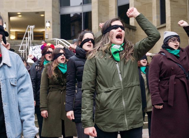 Gerakan feminisme di sebuah negara. Gambar oleh Ipanemah Corella from Pexels: https://www.pexels.com/photo/people-protesting-on-the-street-3929141/