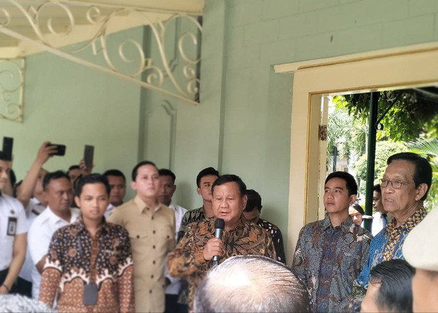 Potret Gubernur DIY, Sri Sultan Hamengku Buwono X bersama presiden dan wakil presiden terpilih, Prabowo-Gibran. (Foto : Dokumen M Wulan)