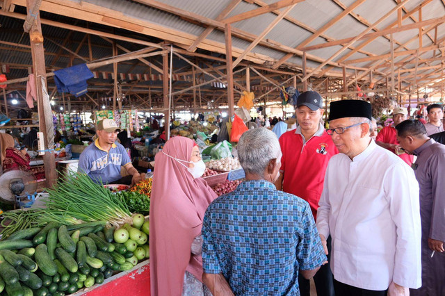 Calon Gubernur Kalbar nomor urut 1, Sutarmidji berdialog dengan para pedagang dan pengunjung Pasar Ratu Melati Ketapang. Foto: Tim Media Midji-Didi