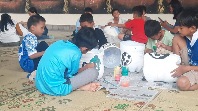 Komunitas supporter PSIM Jogja menggelar program POT Sejuta Harapan yang diikuti puluhan anak-anak di Kota Jogja untuk membangun kesadaran akan kondisi di sekitarnya diluar agenda sepakbola, Sabtu (19/10/2024) 