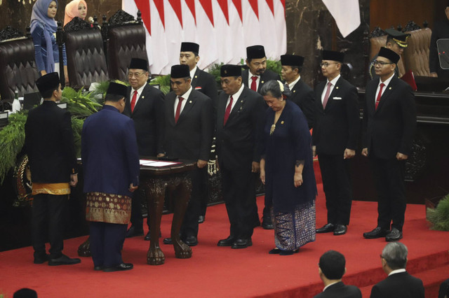 Presiden Prabowo Subianto dan Wapres Gibran Rakabuming Raka bersiap menandatangani berita acara pelantikan Presiden periode 2024-2029 di Gedung Nusantara, kompleks Parlemen, Senayan, Jakarta, Minggu (20/10/2024). Foto: Iqbal Firdaus/kumparan