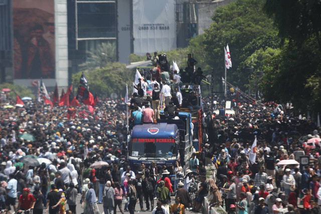 Warga menyaksikan Sound Horeg di Jalan Jenderal Sudirman, Jakarta, Minggu (20/10/2024). Foto: Aditia Noviansyah/kumparan