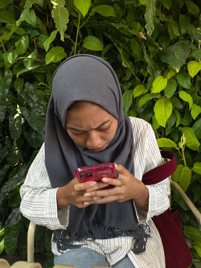 orang sedang bermain gadget (foto:hasil potret sendiri)