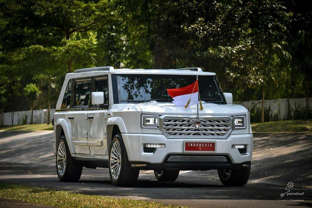 PT Pindad memperkenalkan MV3 Garuda Limousine, kendaraan terbaru produksi industri pertahanan dalam negeri yang digunakan oleh Presiden Terpilih, Prabowo Subianto dan Wakil Presiden Terpilih, Gibran Rakabuming Raka. Foto: Pindad