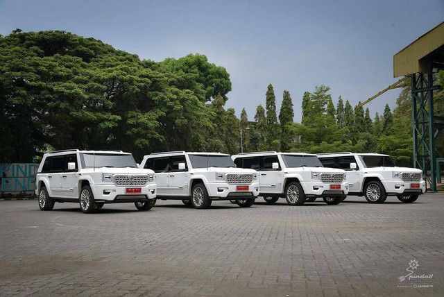 PT Pindad memperkenalkan MV3 Garuda Limousine, kendaraan terbaru produksi industri pertahanan dalam negeri yang digunakan oleh Presiden Terpilih, Prabowo Subianto dan Wakil Presiden Terpilih, Gibran Rakabuming Raka. Foto: Pindad