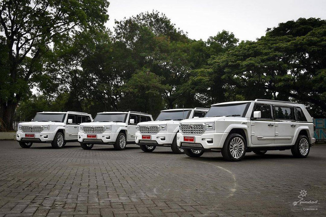 PT Pindad memperkenalkan MV3 Garuda Limousine, kendaraan terbaru produksi industri pertahanan dalam negeri yang digunakan oleh Presiden Terpilih, Prabowo Subianto dan Wakil Presiden Terpilih, Gibran Rakabuming Raka. Foto: Pindad