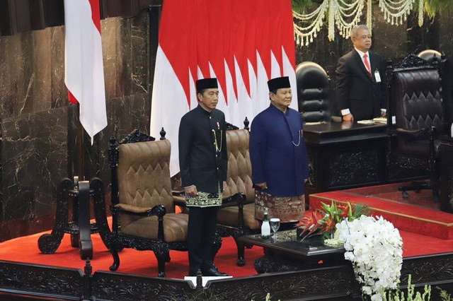 Presiden Prabowo Subianto dan Presiden ke-7 Joko Widodo menyannyikan lagu Indonesia Raya saat Pelantikan Presiden dan Wakil Presiden periode 2024-2029 di Gedung Nusantara, kompleks Parlemen, Senayan, Jakarta, Minggu (20/10/2024).  Foto: Iqbal Firdaus/kumparan