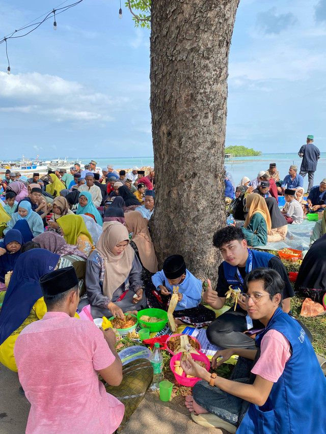 Kegiatan Kupatan, Makan Bersama warga Kemujan.