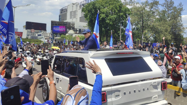 Presiden Prabowo Subianto melintas di Jalan Jenderal Sudirman, Jakarta Pusat, Minggu (20/10/2024). Foto: Rachmadi Rasyad/kumparan