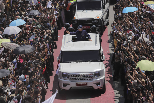 Presiden Prabowo Subianto melintas dan menyapa warga di Bundaran HI, Jakarta, Minggu (20/10/2024). Foto: Jamal Ramadhan/kumparan