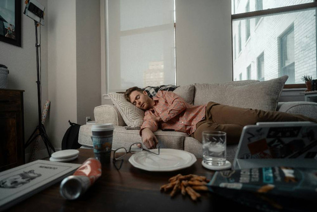 Ilustrasi cara menghadapi suami pemalas dan suka tidur - Sumber: unsplash.com/@chris_lynch_