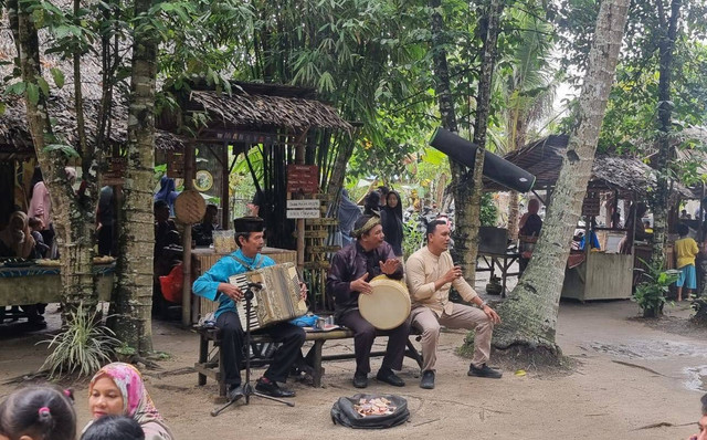 Suasana Pasar Kamu (Sumber: Gambar Milik Pribadi)