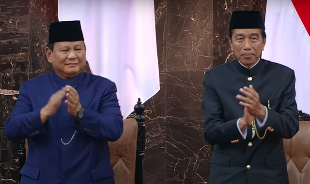 Prabowo dan Jokowi berdiri dan bertepuk tangan (standing ovation) saat isu Palestina disebut dalam pelantikan Presiden-Wapres RI di gedung MPR, Minggu (20/10/2024). Foto: Youtube/MPRGOID