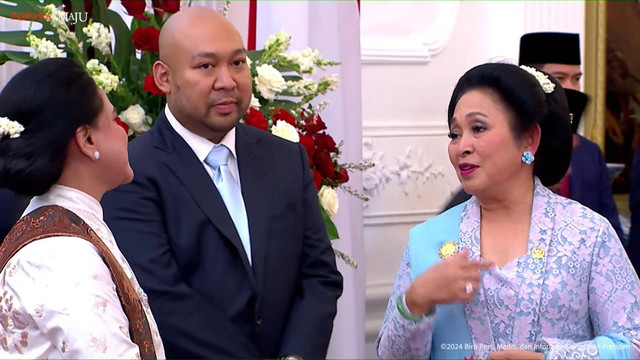 Iriana Joko Widodo berbincang dengan Titiek Soeharto di Istana Merdeka, Jakarta, Minggu (20/10/2024). Foto: YouTube/Sekretariat Presiden