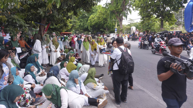 Warga mulai memadati kediaman Presiden ke-7 RI, Jokowi, di Solo, Minggu (20/10/2024). Foto: kumparan