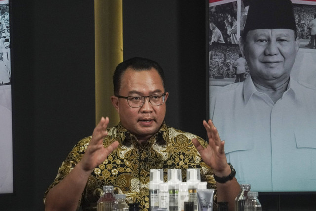 Ketua ICMI Arif Satria menjawab pertanyaan praktisi politik Gus Ipang dan Pemimpin Redaksi kumparan Arifin Asydhad dalam Program Info A1 kumparan di kumparan, Jakarta, Minggu (20/10/2024). Foto: Darryl Ramadhan/kumparan