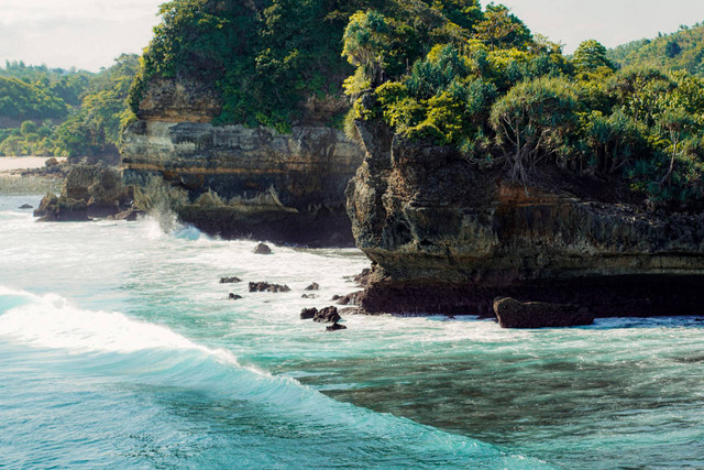 Pantai Batu Bengkung. Foto: dok. Unsplash/Abdi Rahman H