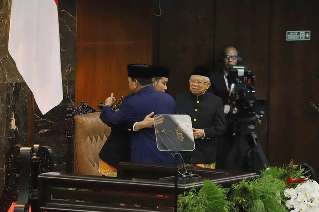 Presiden Prabowo Subianto berpelukan dengan Wapres Gibran Rakabuming Raka usai berpidato pada Pelantikan Presiden dan Wakil Presiden periode 2024-2029 di Gedung Nusantara, kompleks Parlemen, Senayan, Jakarta, Minggu (20/10/2024).  Foto: Iqbal Firdaus/kumparan