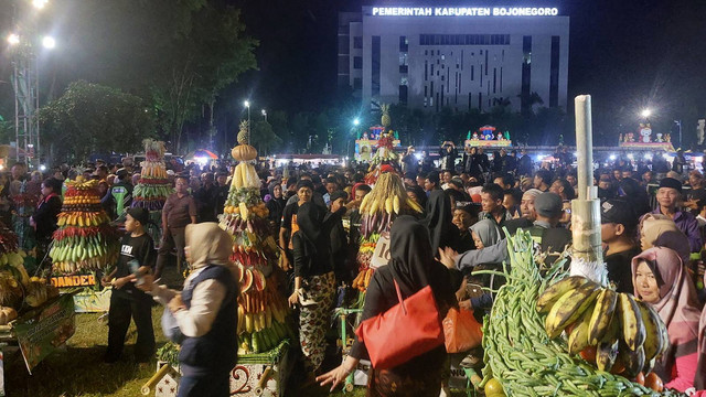 Suasana Grebeg Berkah atau “Rebutan Gunungan Kaya Praja”, sebagai puncak peringatan Hari Jadi Kabupaten Bojonegoro (HJB) ke-347 tahun 2024, di Alun-alun Bojonegoro. Sabtu (19/10/2024). (Aset: Istimewa)